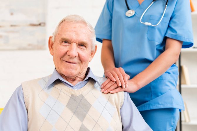 Sturzprävention bei Senioren: Praktische Tipps für eine sichere Betreuung zu Hause